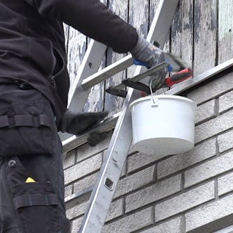 Puristin maaliämpärin koukkuna Puristin maaliämpärin koukkuna